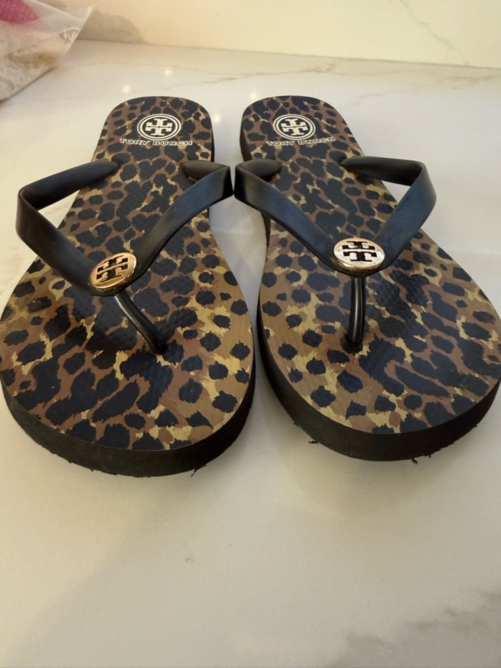 Tory Burch Leopard-Print Flip Flops with Black Straps and Gold Logos ? Size - Picture 7 of 9